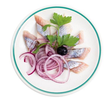 Dilimlenmiş kırmızı soğan ile lezzetli tuzlanmış ringa balığı.