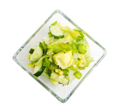 Taze vejetaryen kereviz ve salatalık salatası.