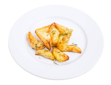 Patates dilimleri kıyılmış dereotu ile pişmiş.