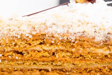 Gevrek şeker ve krema ile lezzetli pasta.