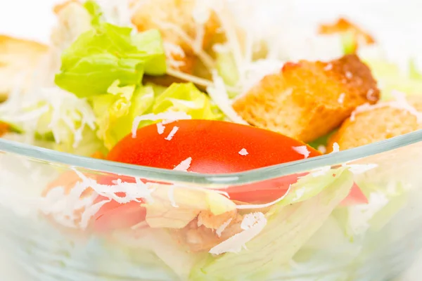 Ízletes zöldség saláta, sajt és krutonnal. — Stock Fotó