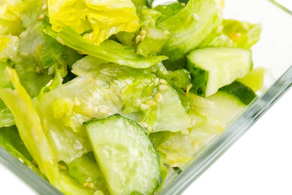 Fräsch vegetarisk sallad med selleri och gurka. — Stockfoto