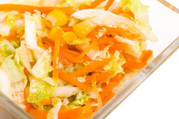 Λαχανοσαλάτα φρέσκια σαλάτα με καλαμπόκι. — Φωτογραφία Αρχείου