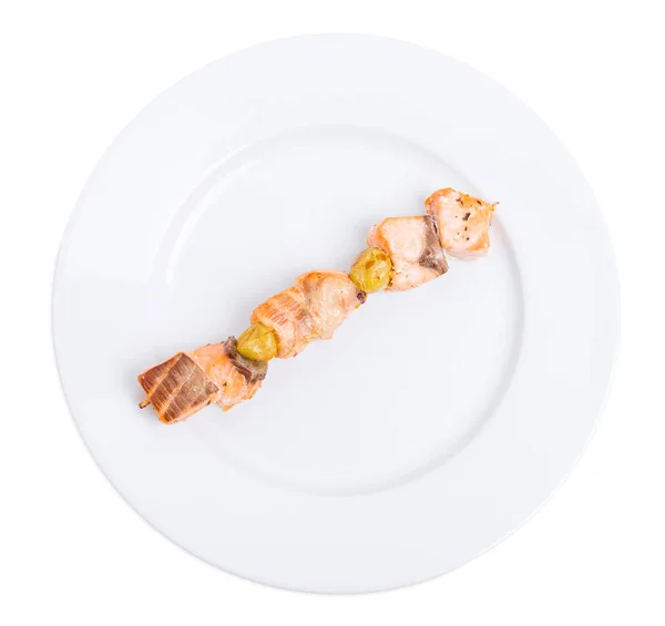 Kebab au saumon grillé sur brochette . — Photo