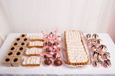 Masada lezzetli Fransız tatlıları karışımı.