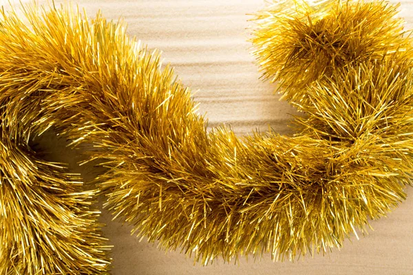 Altın christmas tinsel salladı kum üzerinde. — Stok fotoğraf