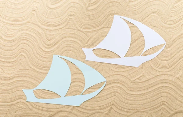 Papier clipper boten op Wave zand. — Stockfoto