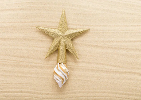 Glitter topper étoile de Noël sur sable . — Photo