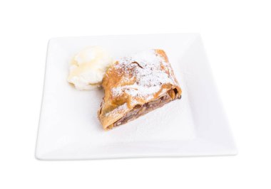 Elma ve ceviz ile lezzetli meyveli turta.