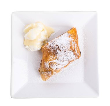 Elma ve ceviz ile lezzetli meyveli turta.