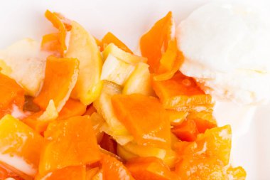 Lezzetli elma ve şeftali tatlısı.