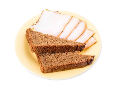 Domuz domuz yağı yağı çavdar ekmeği ile dilimlenmiş.