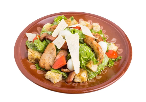 Вкусный салат Цезарь с курицей . — стоковое фото