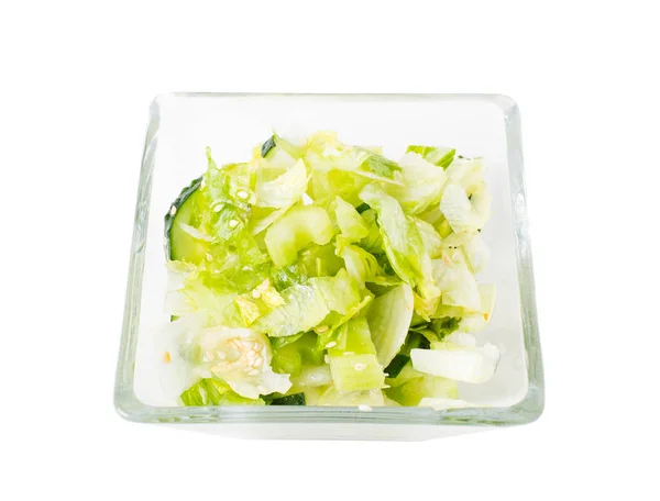 Čerstvý hlávkový salát s okurky a sezamem. — Stock fotografie