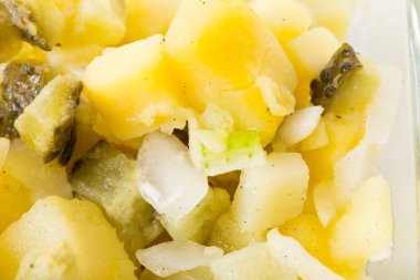 Patates salata salatalık ve soğan ile.