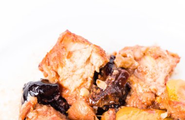 Kurutulmuş Erik soslu domuz eti pişmiş geleneksel.