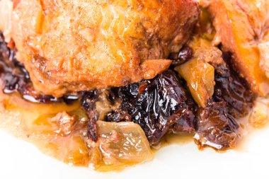 Kurutulmuş Erik soslu domuz eti pişmiş geleneksel.