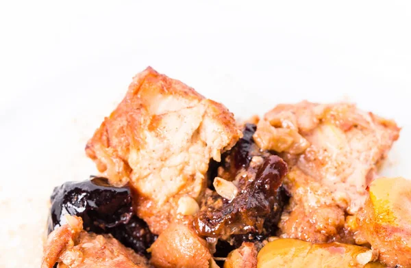 Kurutulmuş Erik soslu domuz eti pişmiş geleneksel.