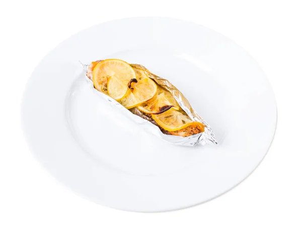 Foiled baked salmon with lemons. — Stock Photo, Image