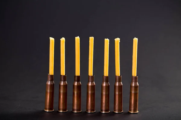 Kaarsen en lege geweer patronen. — Stockfoto