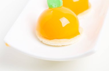 Lezzetli turuncu sırlı kek.