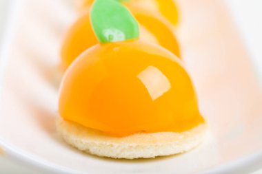 Lezzetli turuncu sırlı kek.