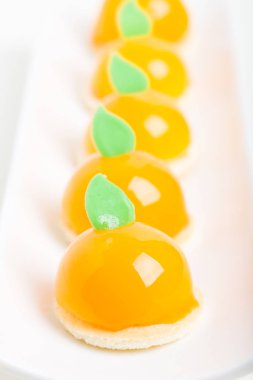 Lezzetli turuncu sırlı kek.