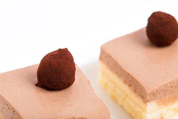 Вкусные торты с муссом и шоколадными трюфелями . — стоковое фото