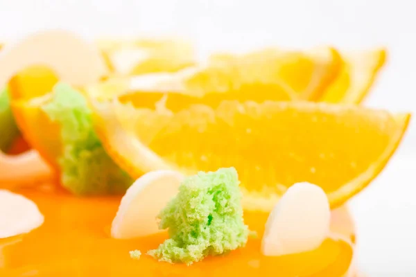 नारिंगी ग्लेझ्ड केक वर किवी सिफॉन स्पंज . — स्टॉक फोटो, इमेज