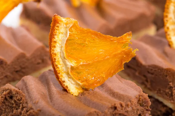 Läckra choklad brownies med orange crème. — Stockfoto