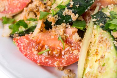 Ceviz ve salatalık taze domates salatası.