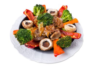 Lezzetli sebzeli ızgara domuz eti şiş kebap.