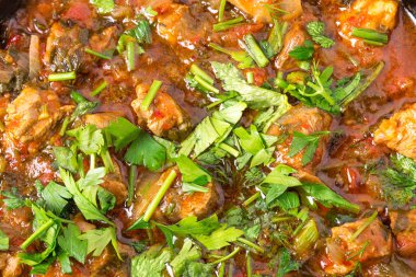 Lezzetli haşlanmış kuzu filetosu domates ile.