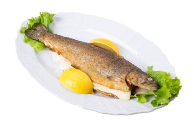 Eritilmiş peynir ve limon ile Izgara Alabalık.