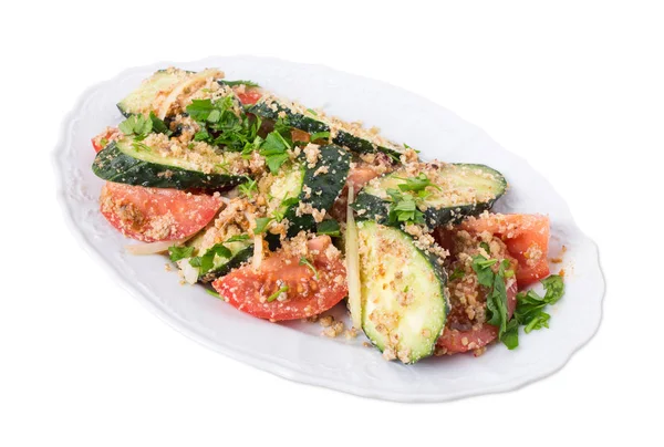 Świeży pomidor sałatka z ogórków i orzechów włoskich. — Zdjęcie stockowe