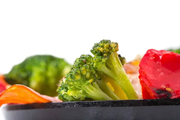 Closeup z lahodné pečené brokolice a papriky. — Stock fotografie