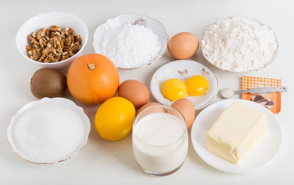 Olika ingredienser för att baka tårta. — Stockfoto