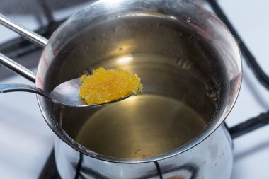 Kahverengi şeker erimiş jelatin için ekleme.