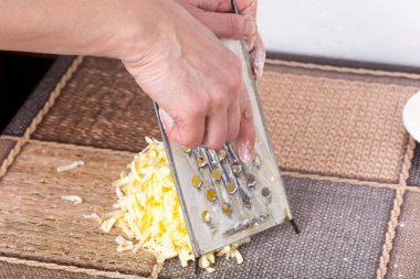 Erkek el hamur için tereyağı ızgara.