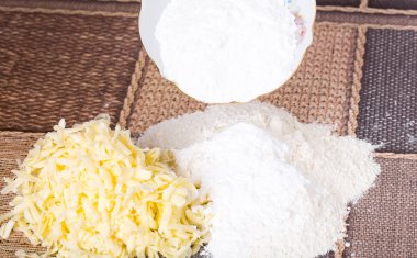 Rendelenmiş tereyağı un ekleme.