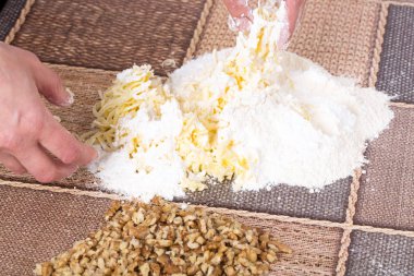 Erkek el hamur yapma.