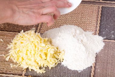 Erkek el için rendelenmiş tereyağı un ekleme.