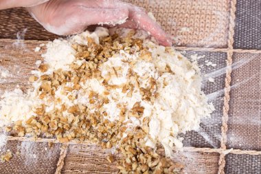 Erkek el ceviz ile hamur yapma.