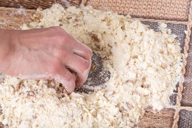 Erkek el ceviz ile hamur yapma.