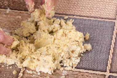 Erkek el ceviz ile hamur yapma.