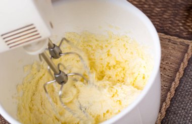 Tereyağı beyaz kase karıştırma.