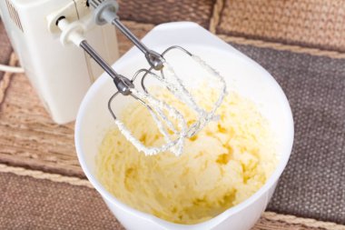 Portre üzerinde karıştırıcı çırpıcı ve doğrayıcılı.