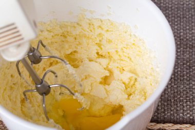 Tereyağı ve yumurta karıştırma.