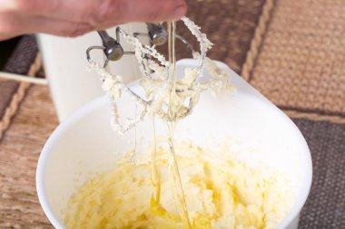 Tavuk yumurta tereyağı ekleme.