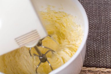 Tereyağı ve yumurta karıştırma.